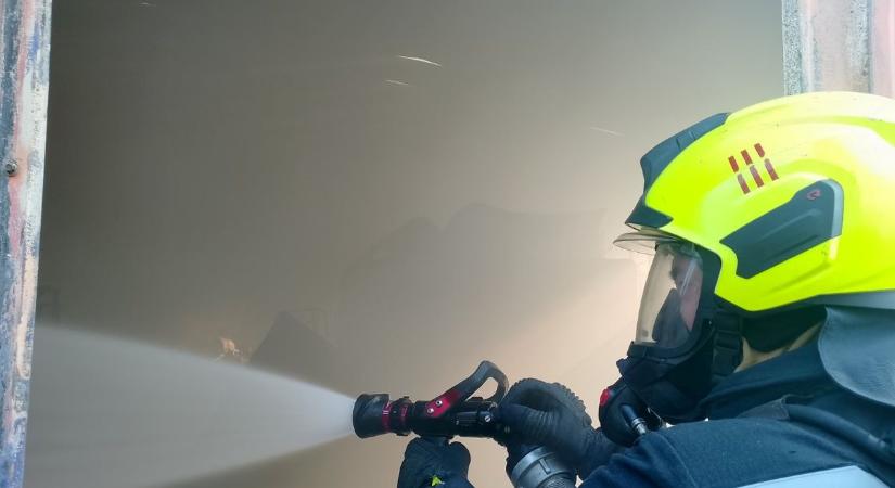 Tűz egy siófoki lakóházban: gázpalackokat mentettek a tűzoltók