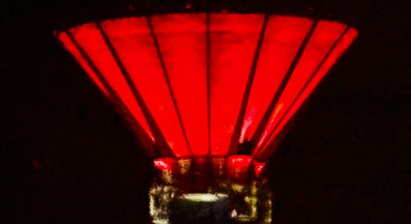 Pirosba öltözött a mosonmagyaróvári víztorony - olvasói fotó