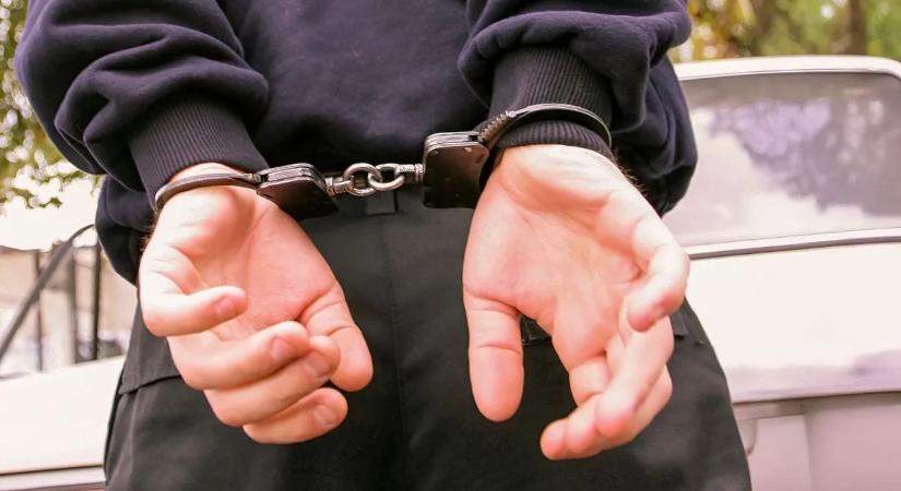 Gázsprayvel támadt a biztonsági őr, most bíróság előtt a fekete ruhás verőemberek egyike