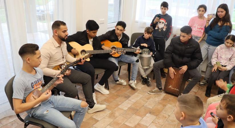 A 230 ajándékcsomagon kívül más ajándékot is hozott a roma Mikulás Makóra