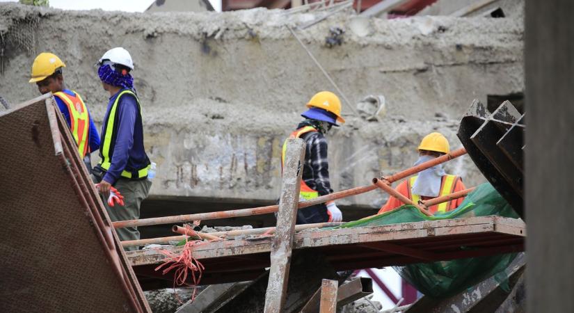 Vérfürdő egy teázóban: gyerekek is meghaltak a légicsapásban