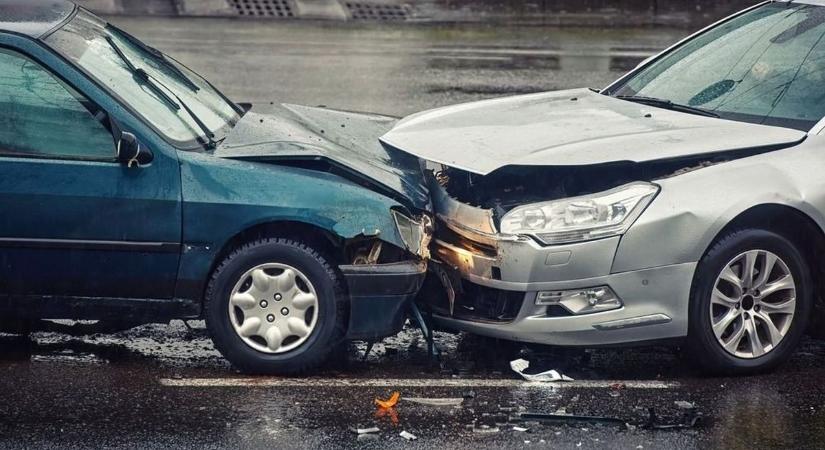 „Mi történik Kajdacsnál?!” – Tűzoltók és mentők lepték el a 63-as főutat