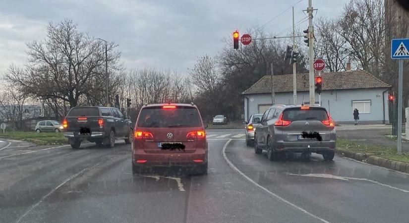 El se hinné, mit tett a sofőr a szolnoki kereszteződésben, kapott érte hideget-meleget