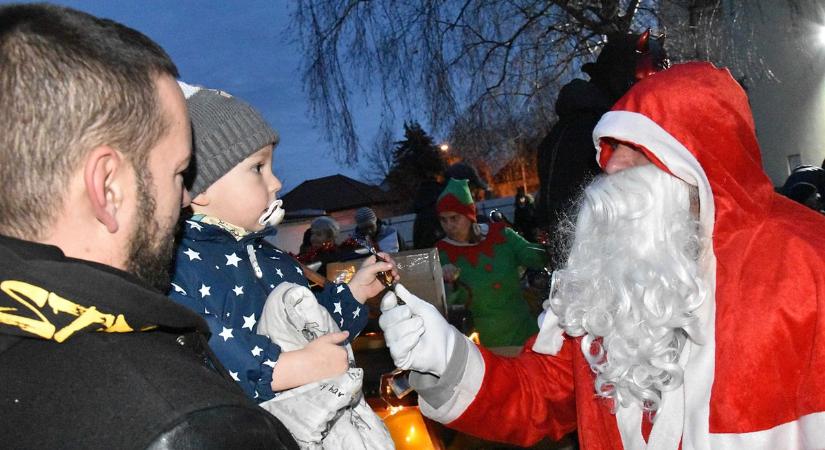 Különleges járgánnyal érkezett a Mikulás Jászárokszállásra – videóval galériával