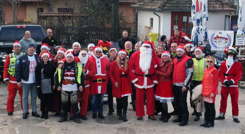 Két keréken érkeztek a Mikulások a gyermekotthonhoz (galéria  videó)