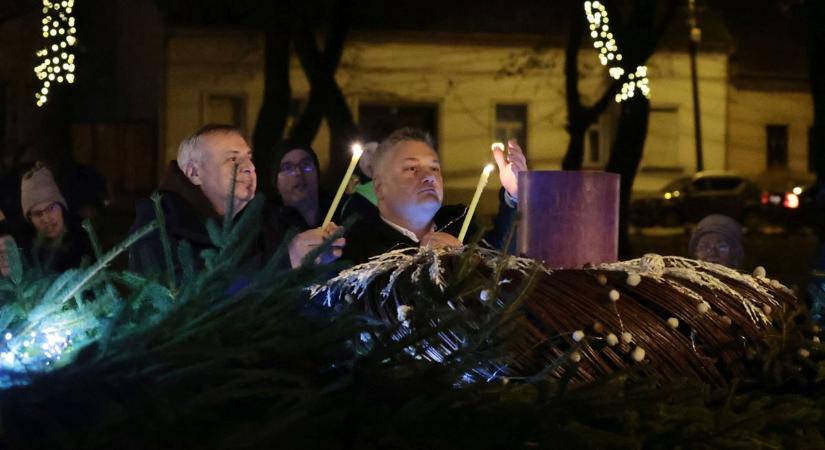 Felragyogott a remény lángja, meghitt gyertyagyújtásban volt részünk a Mátyás téren – galériával
