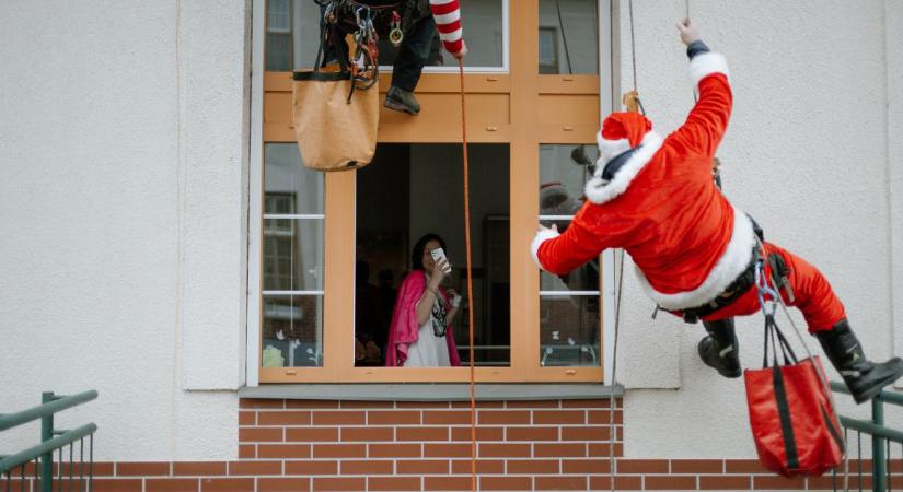 A debreceni kórházban fekvő kis betegekre is gondolt a katasztrófavédelem Mikulása