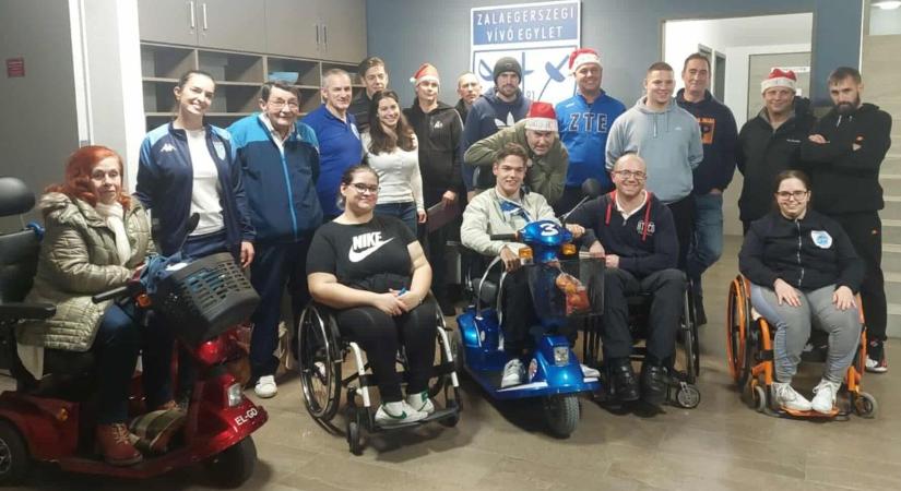 Nem mindennapi adományozás! - szurkolótársai lepték meg a ZVE kerekesszékes vívóját