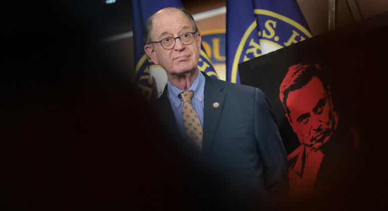 Furcsa magyarázattal állt elő a pikáns tartalmakat habzsoló 71 éves politikus