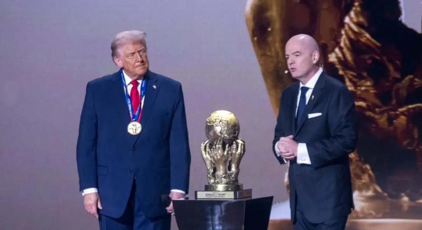 Donald Trump kapta meg elsőként a FIFA Békedíját