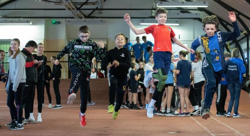 Közel hárommillió forintért vettek sporteszközöket az iskoláknak ( fotók, videó)