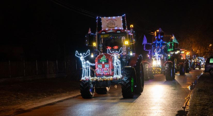 A Mikulás díszes traktorral érkezett a hetényi gyerekekhez – fotók