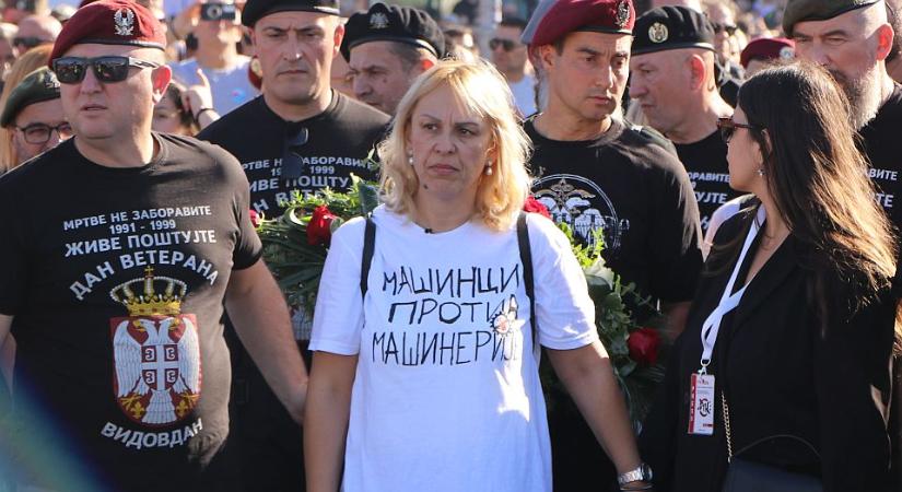 Dijana Hrka elhagyta a parlament előtti területet