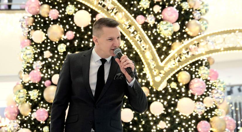 Szegeden járt a magyar swing hercege – tömegek fogadták érkezését – galériával