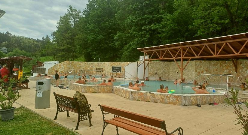 63 éve tört fel termálvíz a kis faluban, amely ma már gyógyulni vágyók kedvelt úti célja