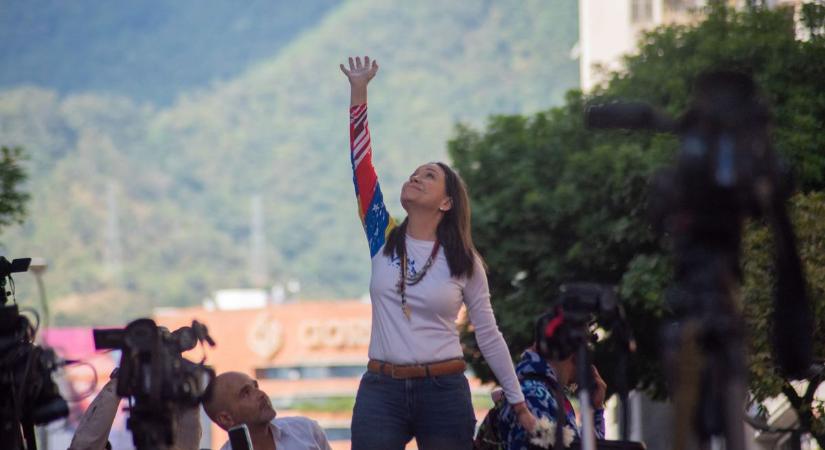 Hiába vadásznak rá, személyesen veszi át a Trumpnak ajánlott Nobel-békedíját a venezuelai politikusnő - újabb pofon a Maduro-rezsimnek