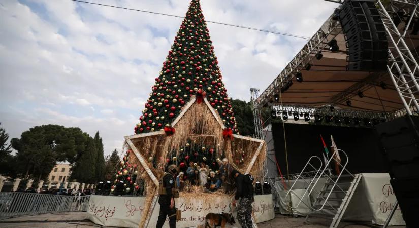 Két év után először állítottak karácsonyfát Betlehemben