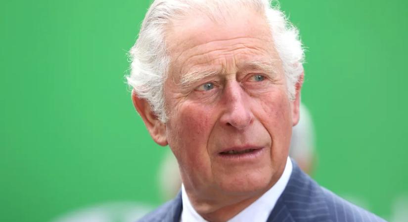 Óriási balhé: étellel kenték össze a brit korona kiállítási vitrinjét