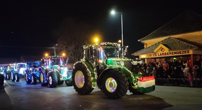 Ezrek nézték Vásárhelyen az I. Adventi Traktoros Felvonulást – videóval