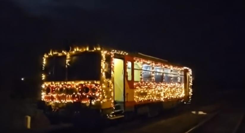 Lerobbant a MÁV fényfüzéres vonata, hiába várták a gyerekek Tiszafüreden