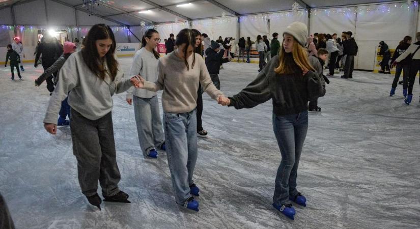 Jégdiszkó, ingyen korizás - álom nyitónap a Gyöngyösi Jégpályán fotók