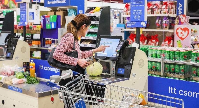 Itt az önkiszolgáló kasszák titka: vérprofi többlépcsős rendszerrel figyelnek a boltokban