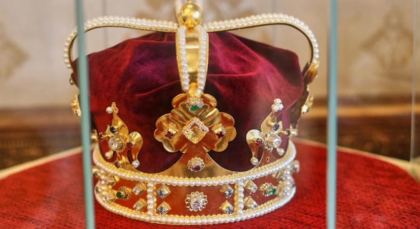 Vaníliakrémmel öntötték le a brit korona kiállítási vitrinjét politikai aktivisták