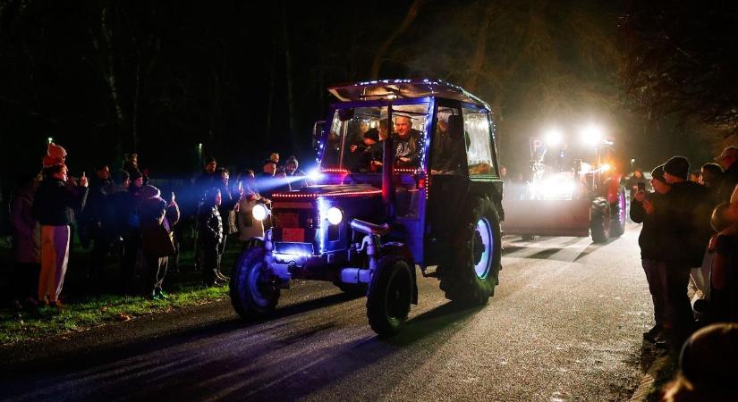 Fénytraktorok és lovasfogat, ilyen volt a különleges Mikulás-nap Dunaszegen - fotók, videó