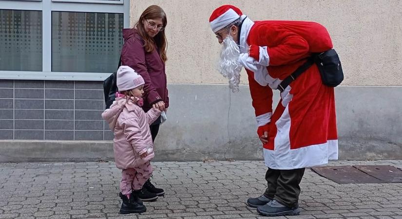 Szaloncukrot osztott, mosolyt csalt a gyerekek arcára a Mikulás Pápán (galéria  videó)