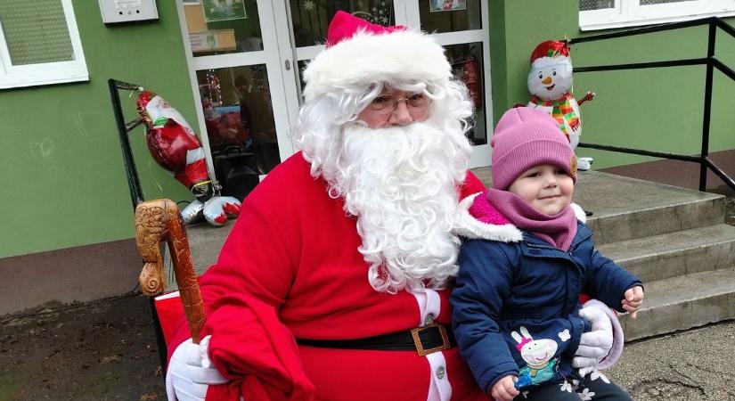 Együtt vonatozott a Mikulás a gyerekekkel (videó)