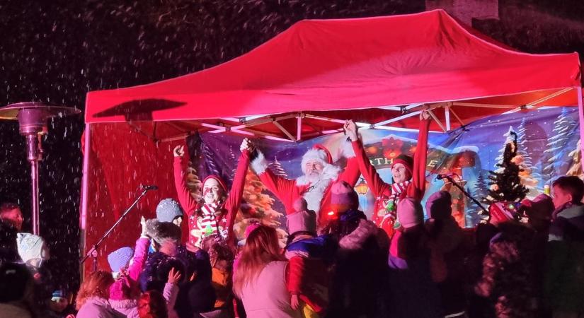 Ünnepi varázslat: Hóesésben és mosolyban úszott a Váli-völgy szíve (videó, fotó)