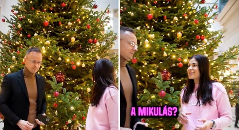 Ezúttal a külügyminisztériumbeli karácsonyfa előtt interjúztatta Szijjártót Gáspár Evelin arról: stoplisba vagy csizmába kapják a politikus gyerekei az ajándékot