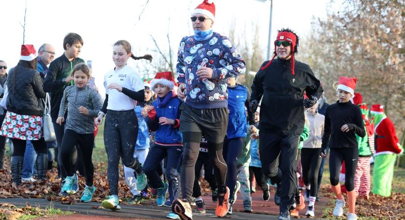 Futócipőre váltották a bakancsot a Mikulások