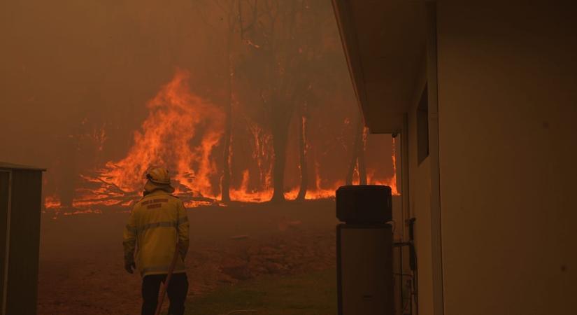 Pusztító erdőtüzek tombolnak Sydney környékén