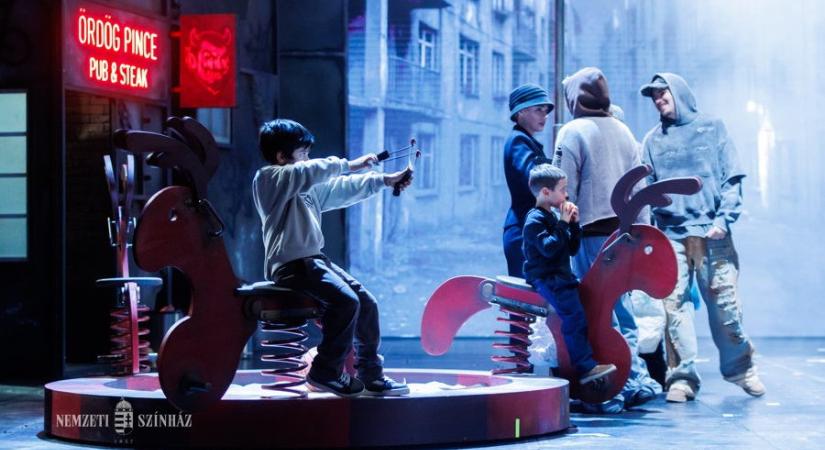 Busó jelmezben rappelnek az ördögök a Nemzeti Színház legújabb, Csongor és Tünde bemutatójában
