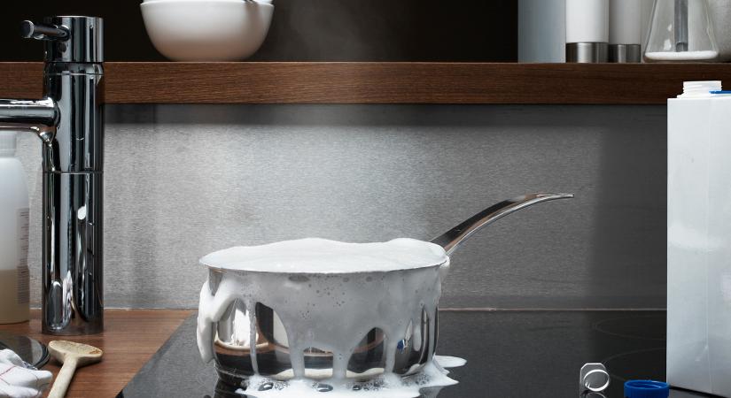 Így akadályozd meg, hogy kifusson a tej – nagymamák titkos trükkjei, amik tényleg működnek!