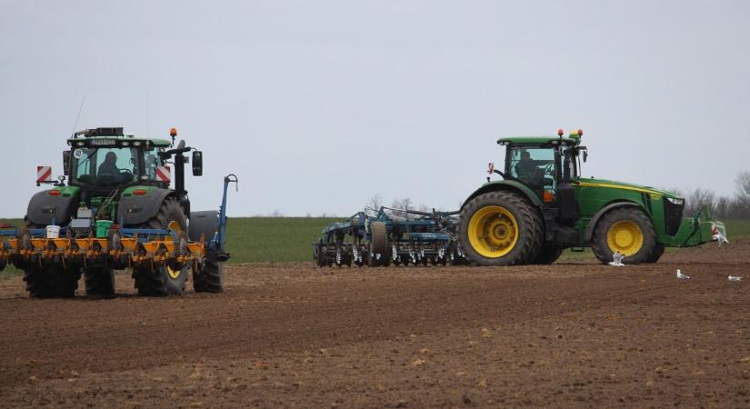 Déli áramlással enyhe, nedves léghullámok érkeznek fölénk