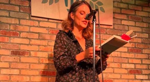 22 évesen fedezte fel, hogy játékfüggő anyja 200 000 dollár adósságot vett fel a nevére. 10 évbe telt, mire megszabadult tőle