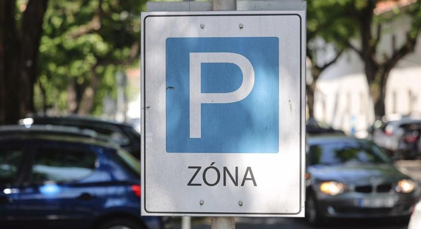 Ekkorát változik a parkolási rend Szolnokon, erre minden sofőrnek készülnie kell