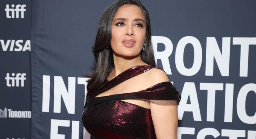 A 157 centis Salma Hayek nagyon tudja, hogy kell előnyösen öltözni: nőies szettjei nyújtják az alakot