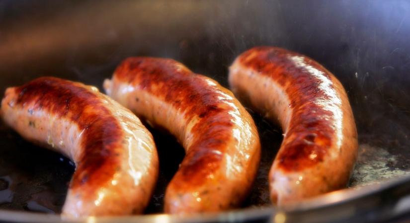 A legtöbben rosszul sütjük a kolbászt – de ha így csináljuk, nem szárad ki, és szét sem reped