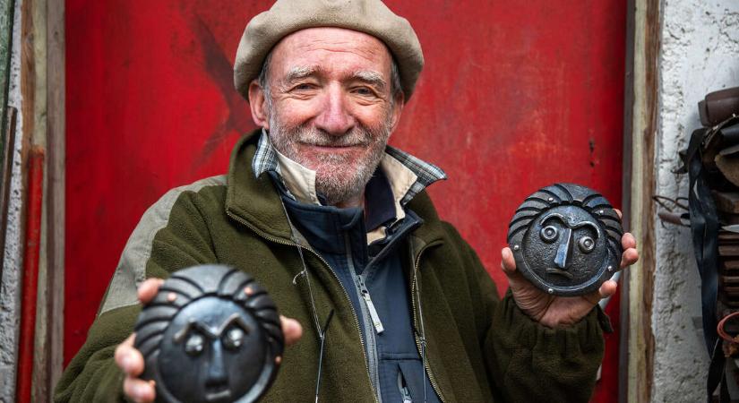 Szállnak, szállnak a szikraangyalok – látogatóban Öreg PuTunál, a kovácsmesternél