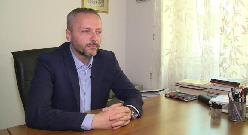 Olenik: Vučić azért halogatja a választásokat, mert előbb el akarja hallgattatni a független médiumokat