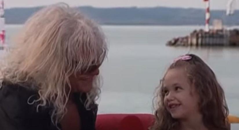 Kóbor Léna háromévesen édesapjával énekelt