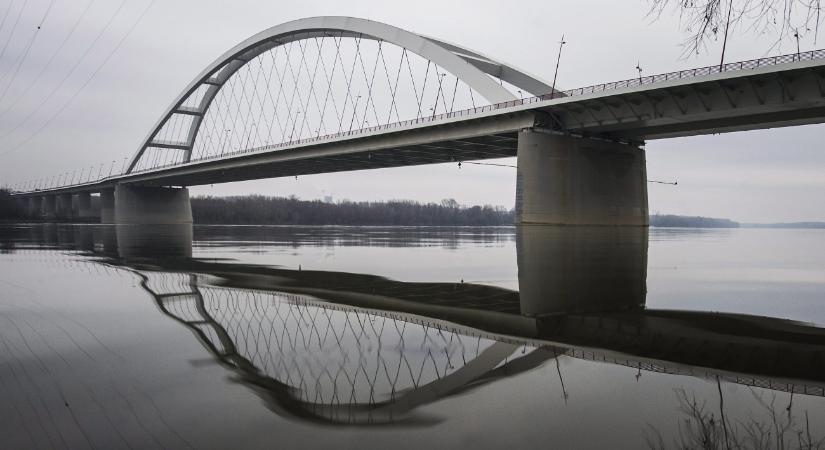 Fontos Duna-hidat zárnak le