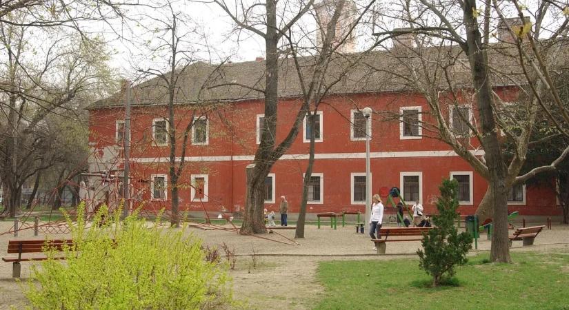 „Mikor lesz már vége?!” – Eldobott óvszerek, fecskendők a szegedi téren: egy nagymama félti a drogbandáktól az unokáit