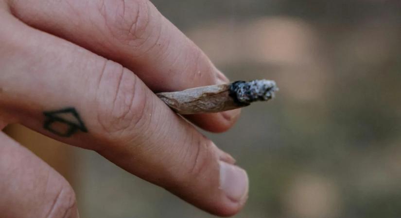 Bódult állapotban vizelte le az üzletajtót, tört-zúzott és a frászt is ráhozta a lakókra