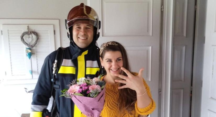 Különleges lánykérés tűzoltóautóval és sugárcsővel ( galéria)