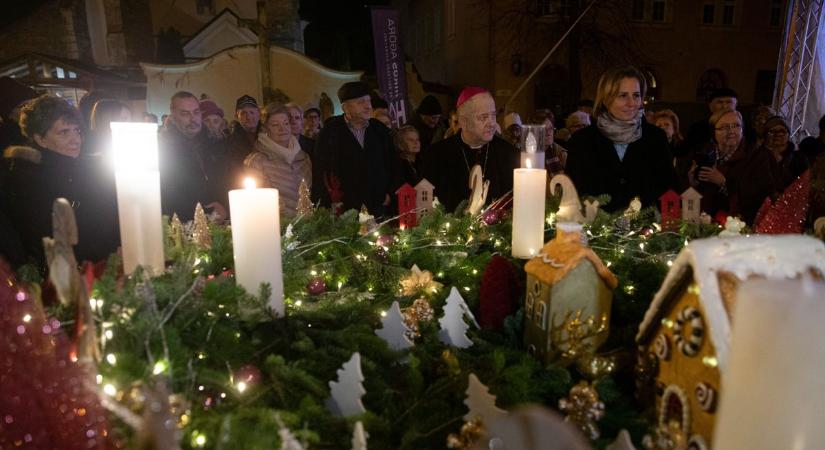 Az érsek és a polgármester közösen gyújtották meg a második adventi gyertyát Kecskeméten – fotók, videó