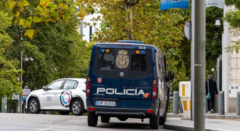 Egy 3 éves ikerpárral a karjaiban zuhant ki a 10. emeletről egy 48 éves anya